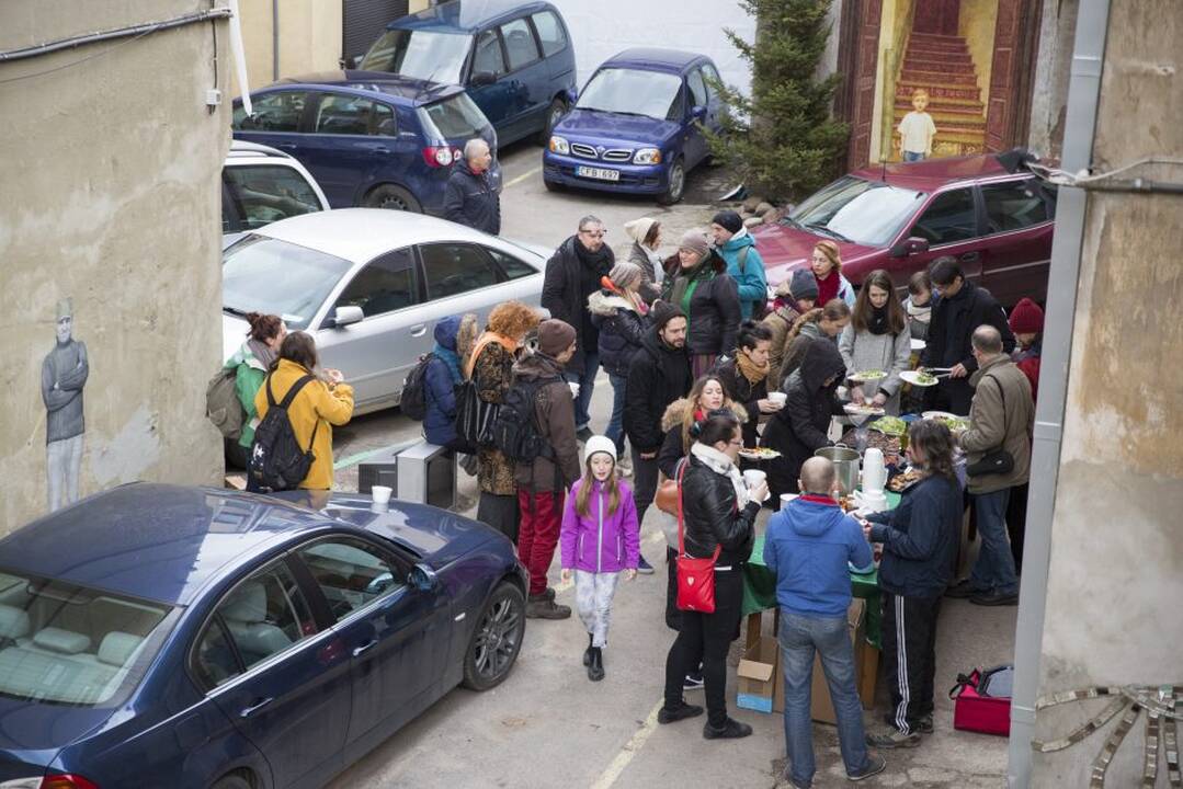 Kiemo galerijoje - degantys paveikslai