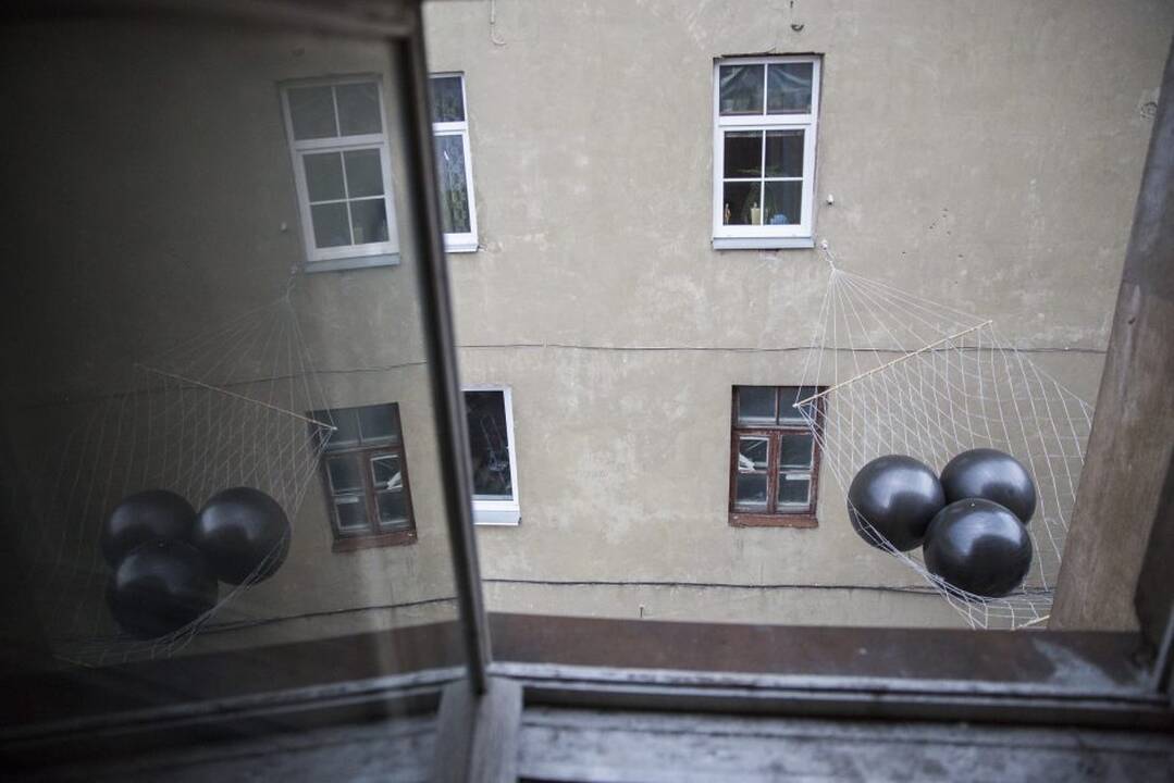 Kiemo galerijoje - degantys paveikslai