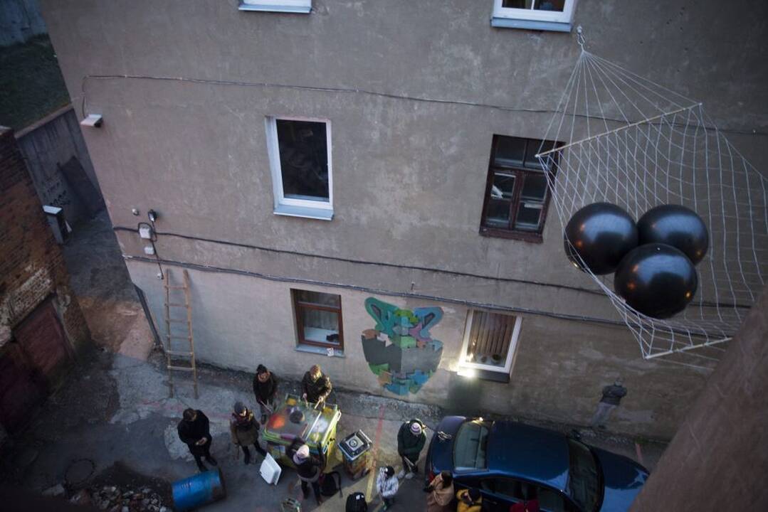 Kiemo galerijoje - degantys paveikslai