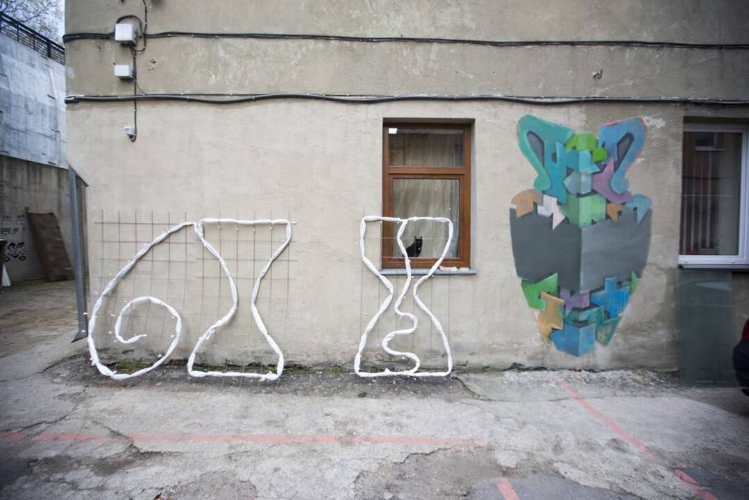 Kiemo galerijoje - degantys paveikslai