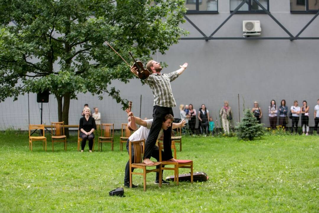 Netikėtumų festivalyje pasirodė cirko artistai