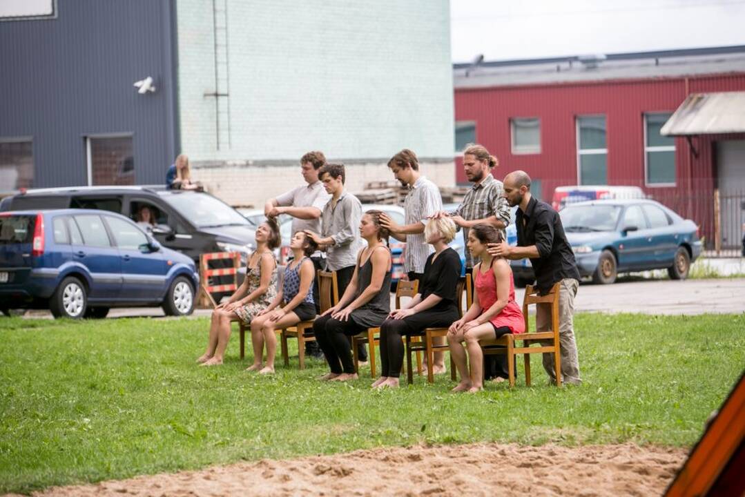 Netikėtumų festivalyje pasirodė cirko artistai