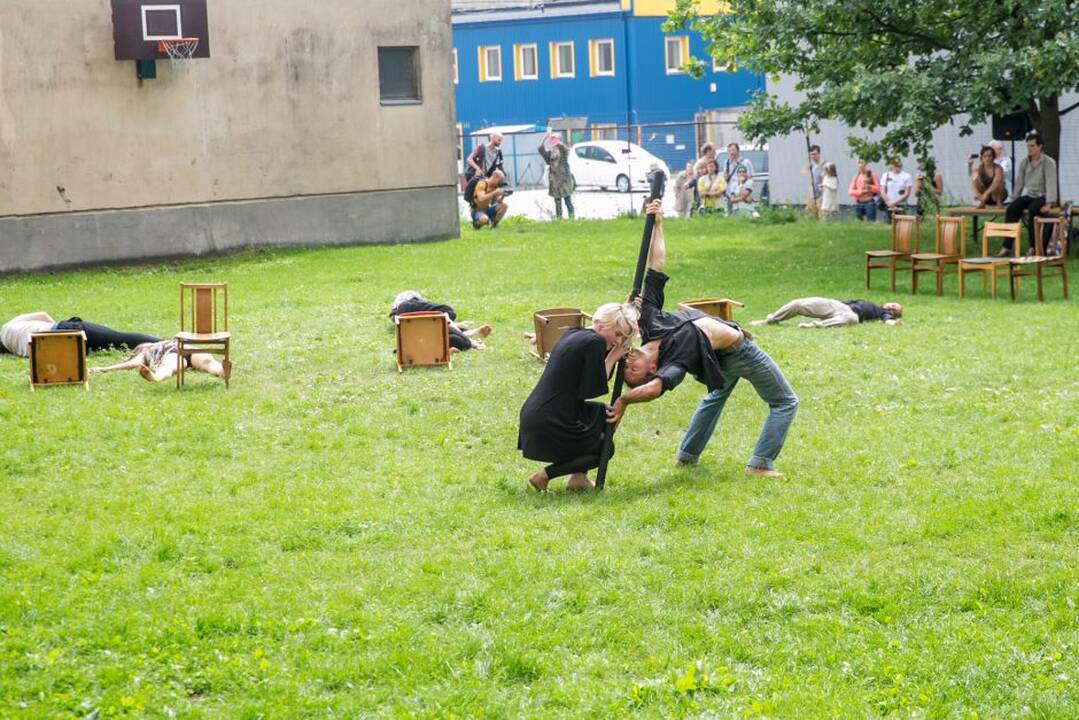 Netikėtumų festivalyje pasirodė cirko artistai