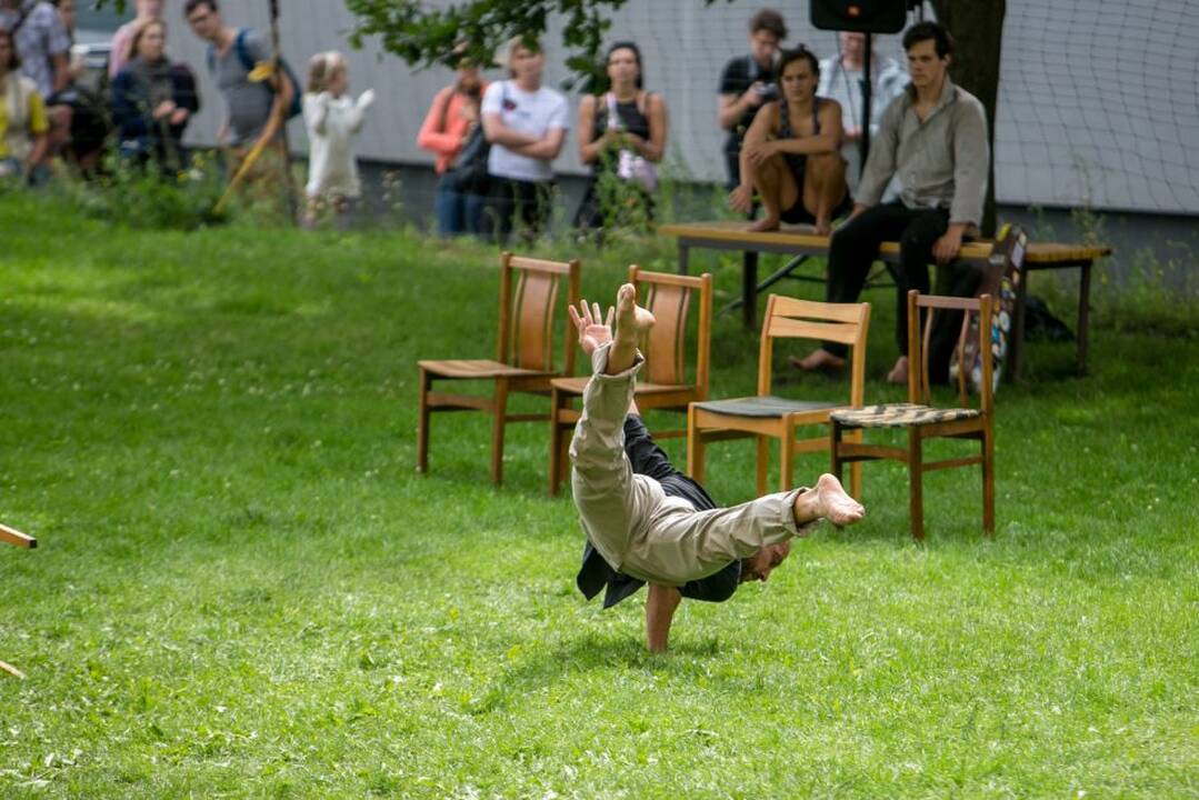 Netikėtumų festivalyje pasirodė cirko artistai