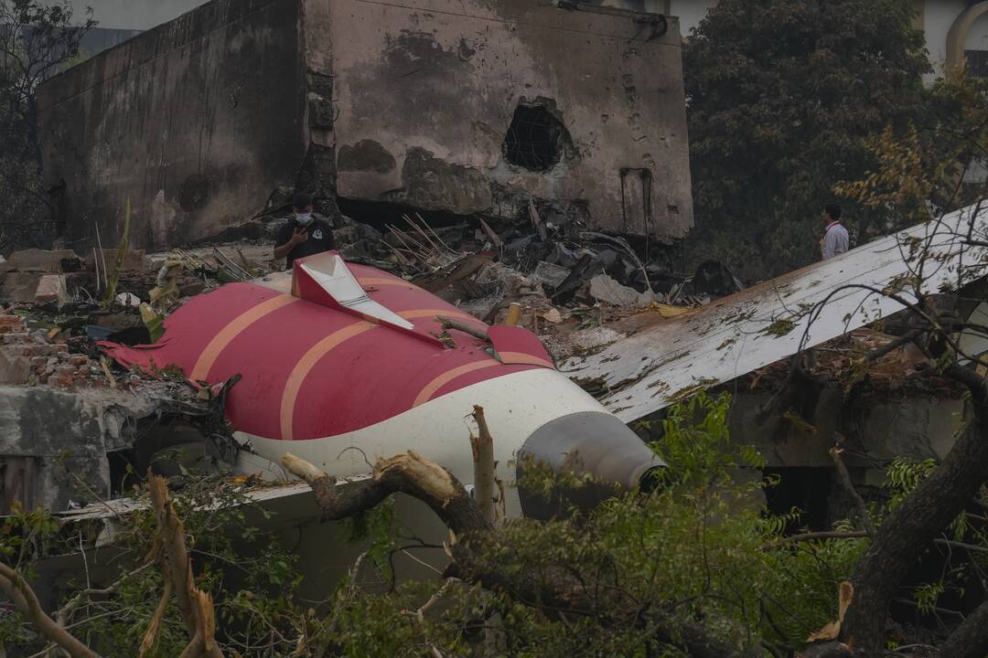Aviakatastrofos Indijoje aukų skaičius išaugo iki 265, gelbėtojai tęsia paieškas