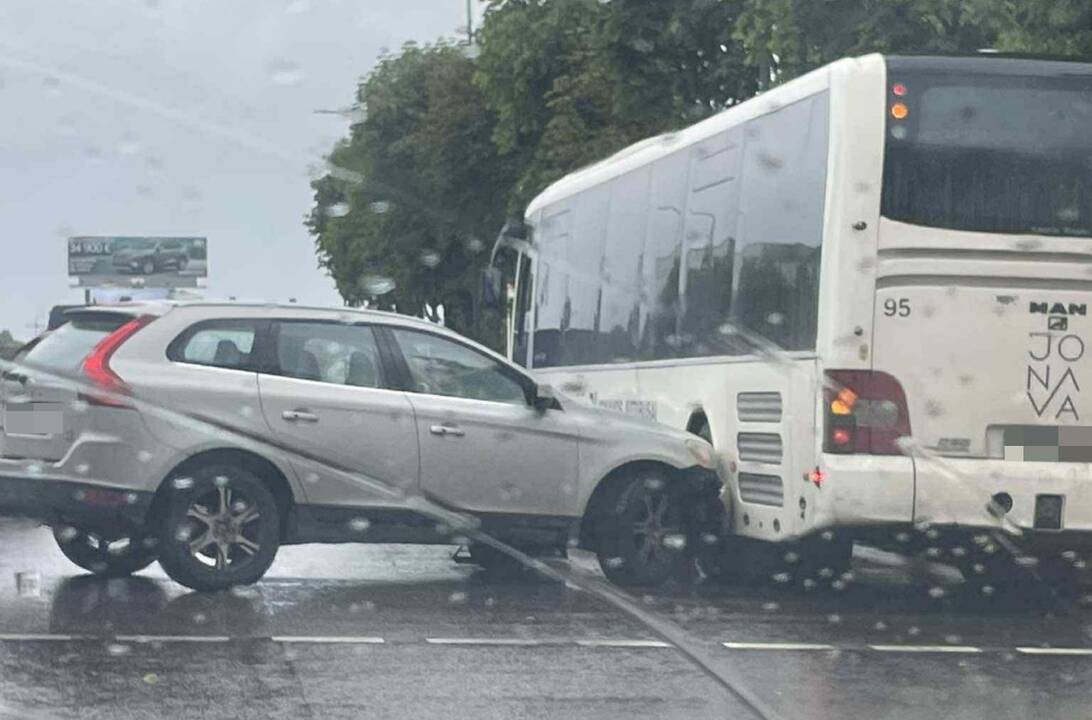 Savanorių prospekte – automobilio ir autobuso avarija