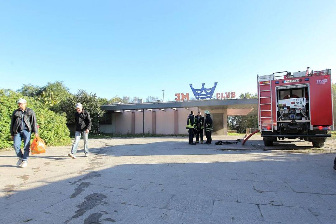 Ugniagesiams vėl teko gesinti „Tris mergeles“