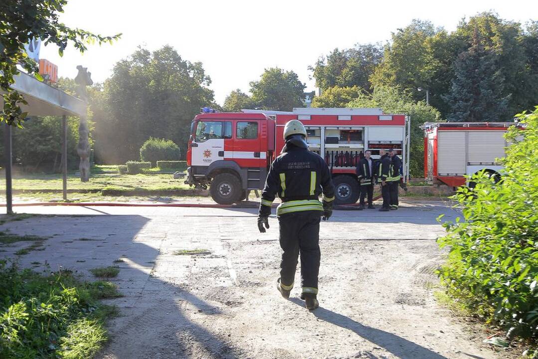 Ugniagesiams vėl teko gesinti „Tris mergeles“