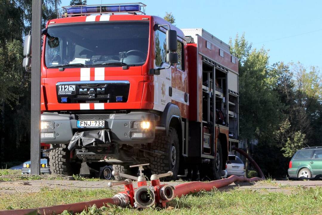 Ugniagesiams vėl teko gesinti „Tris mergeles“