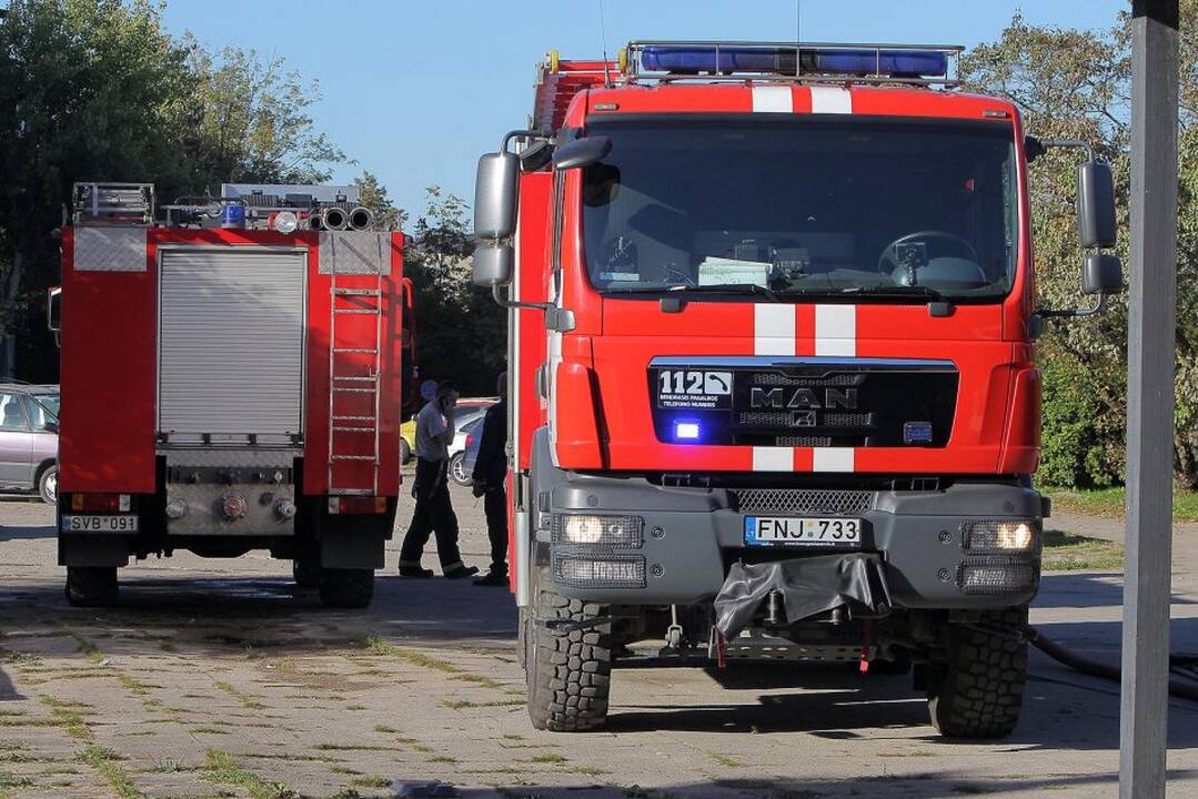 Ugniagesiams vėl teko gesinti „Tris mergeles“