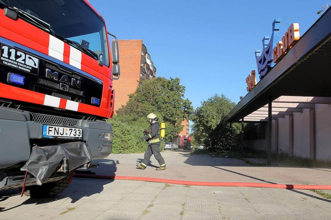 Ugniagesiams vėl teko gesinti „Tris mergeles“