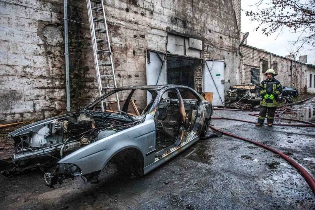 Šančiuose degė automobiliai