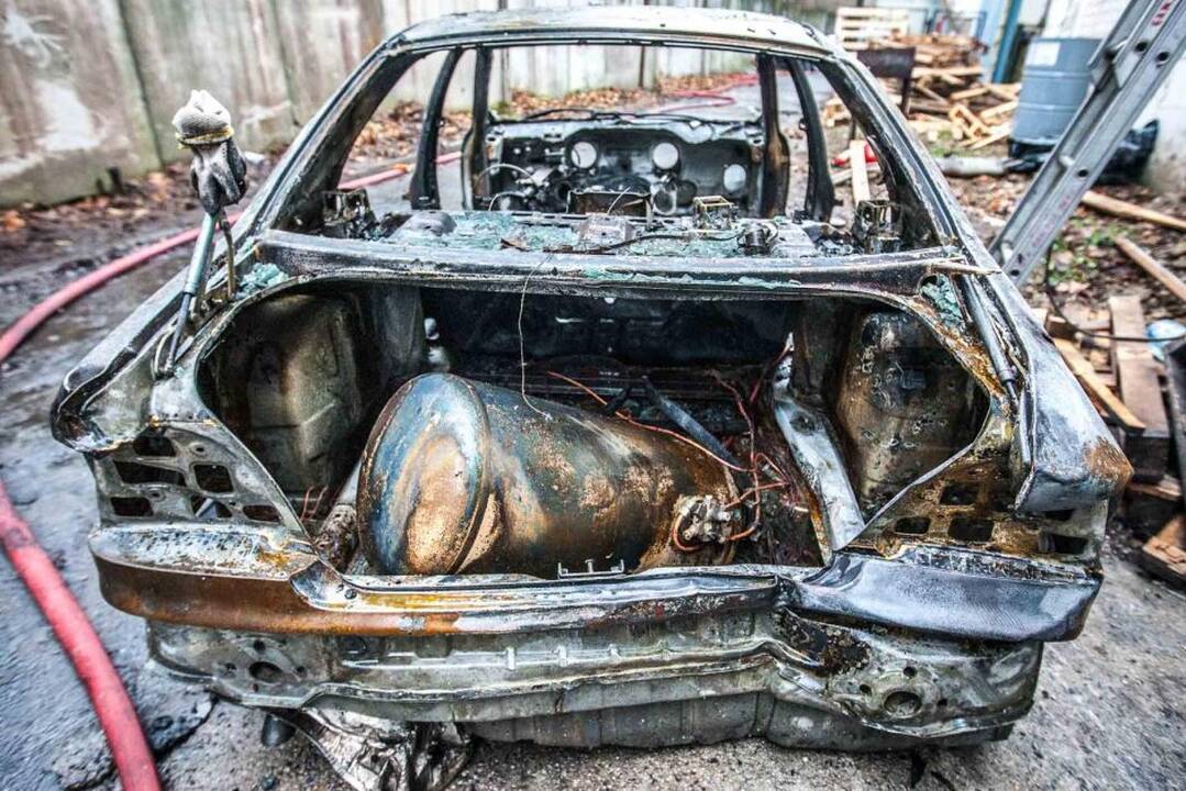 Šančiuose degė automobiliai