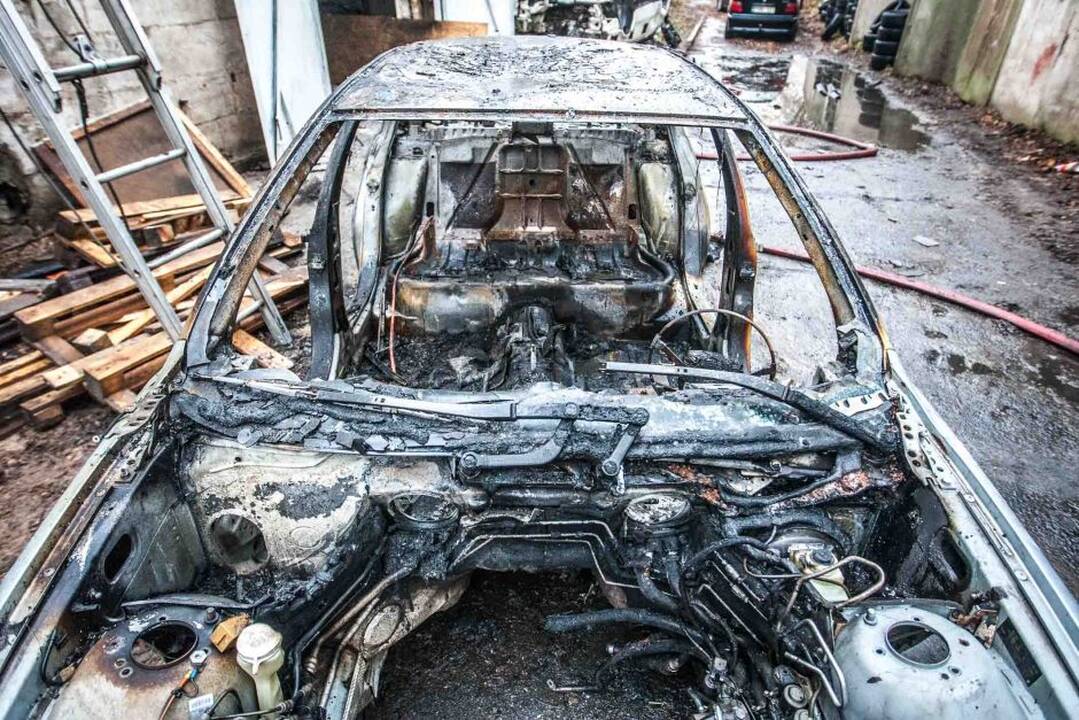 Šančiuose degė automobiliai