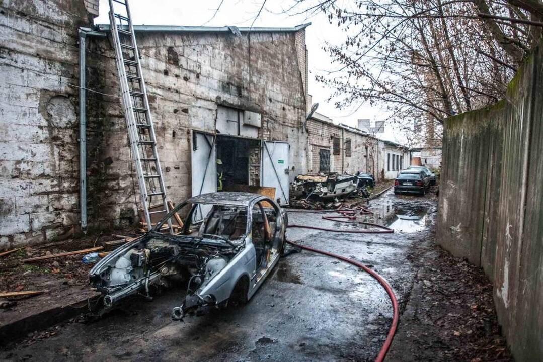 Šančiuose degė automobiliai