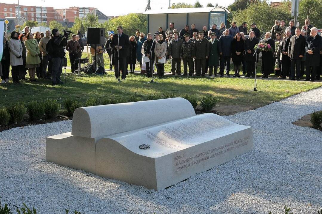 Garliavoje atidengtas suolelis-knyga, savanorių, Vyčio kryžiaus kavalierių atminimui.