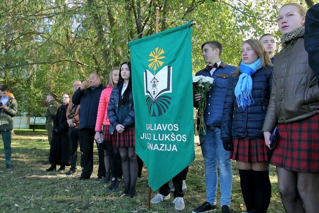 Garliavoje atidengtas suolelis-knyga, savanorių, Vyčio kryžiaus kavalierių atminimui.