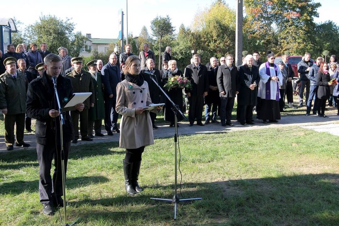 Garliavoje atidengtas suolelis-knyga, savanorių, Vyčio kryžiaus kavalierių atminimui.