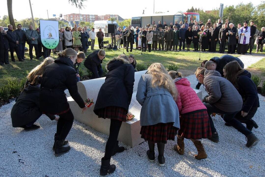 Garliavoje atidengtas suolelis-knyga, savanorių, Vyčio kryžiaus kavalierių atminimui.