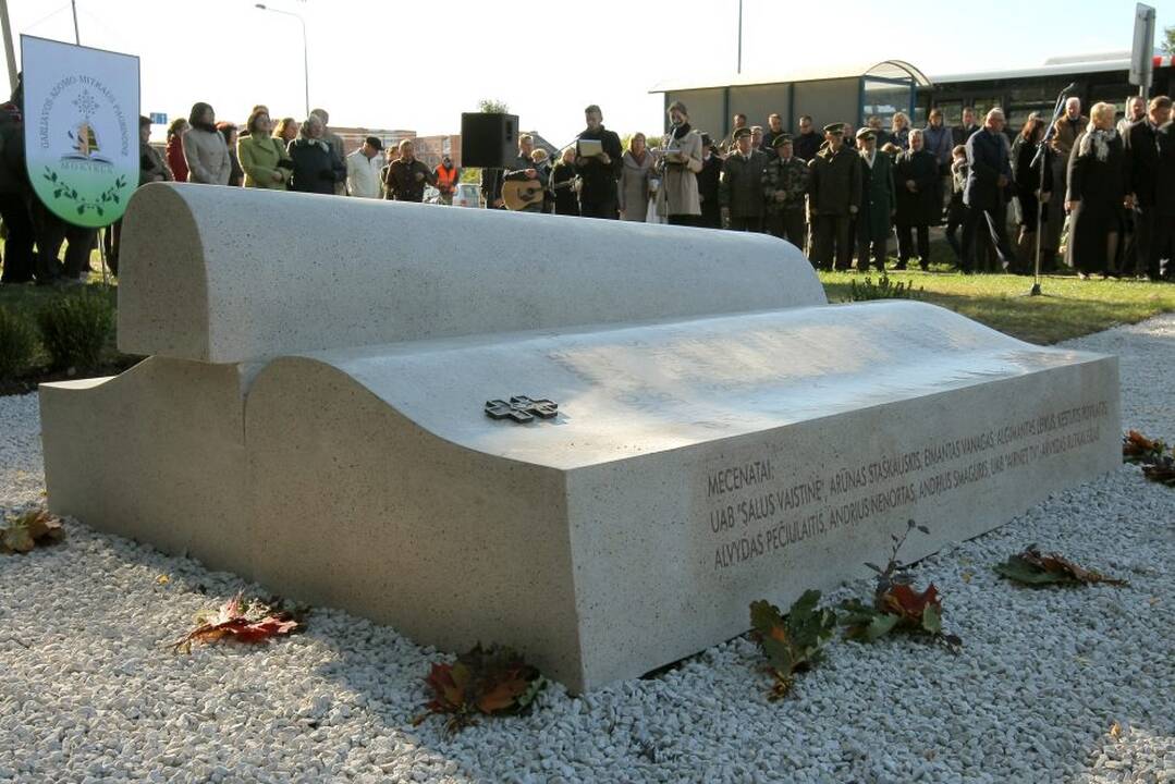 Garliavoje atidengtas suolelis-knyga, savanorių, Vyčio kryžiaus kavalierių atminimui.