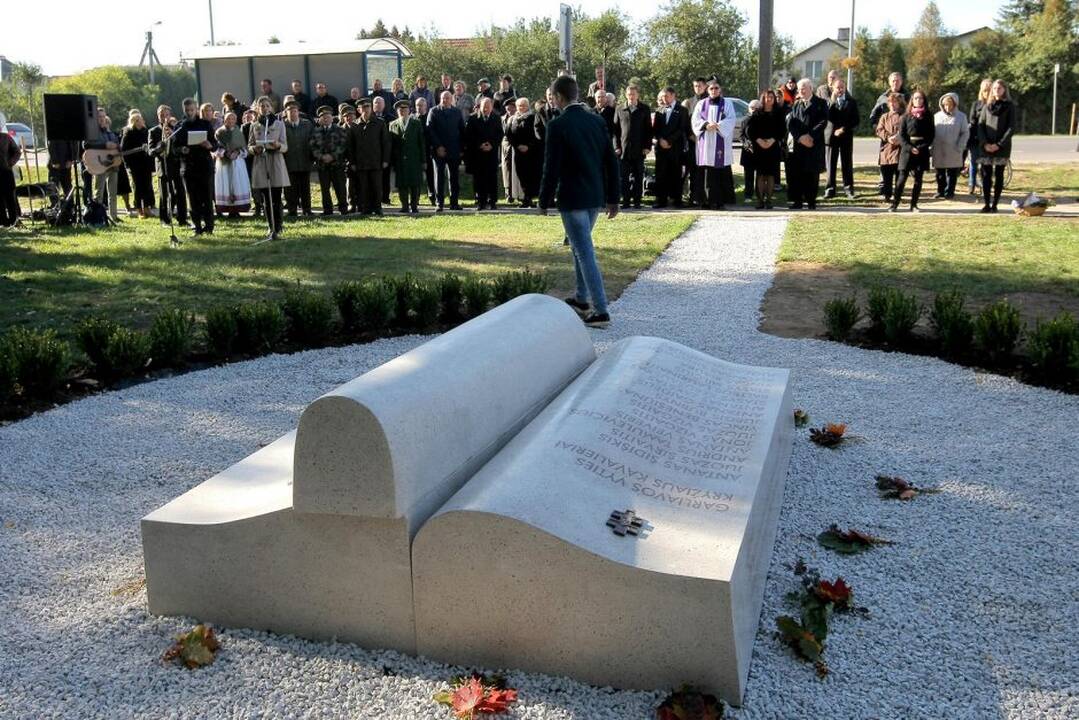 Garliavoje atidengtas suolelis-knyga, savanorių, Vyčio kryžiaus kavalierių atminimui.