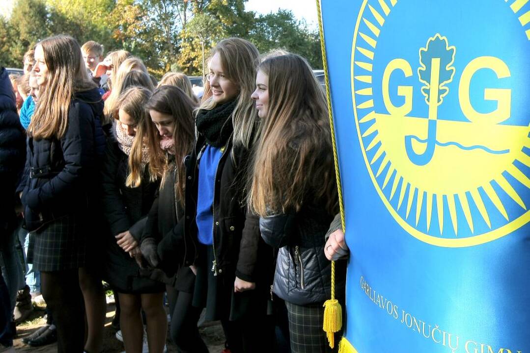 Garliavoje atidengtas suolelis-knyga, savanorių, Vyčio kryžiaus kavalierių atminimui.