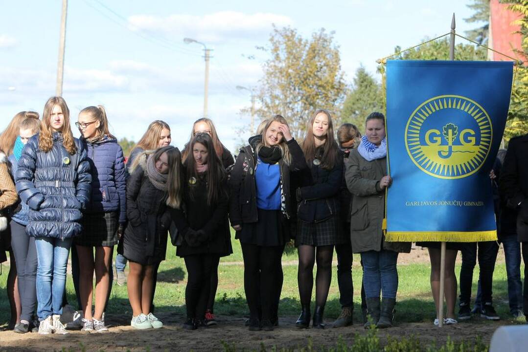 Garliavoje atidengtas suolelis-knyga, savanorių, Vyčio kryžiaus kavalierių atminimui.