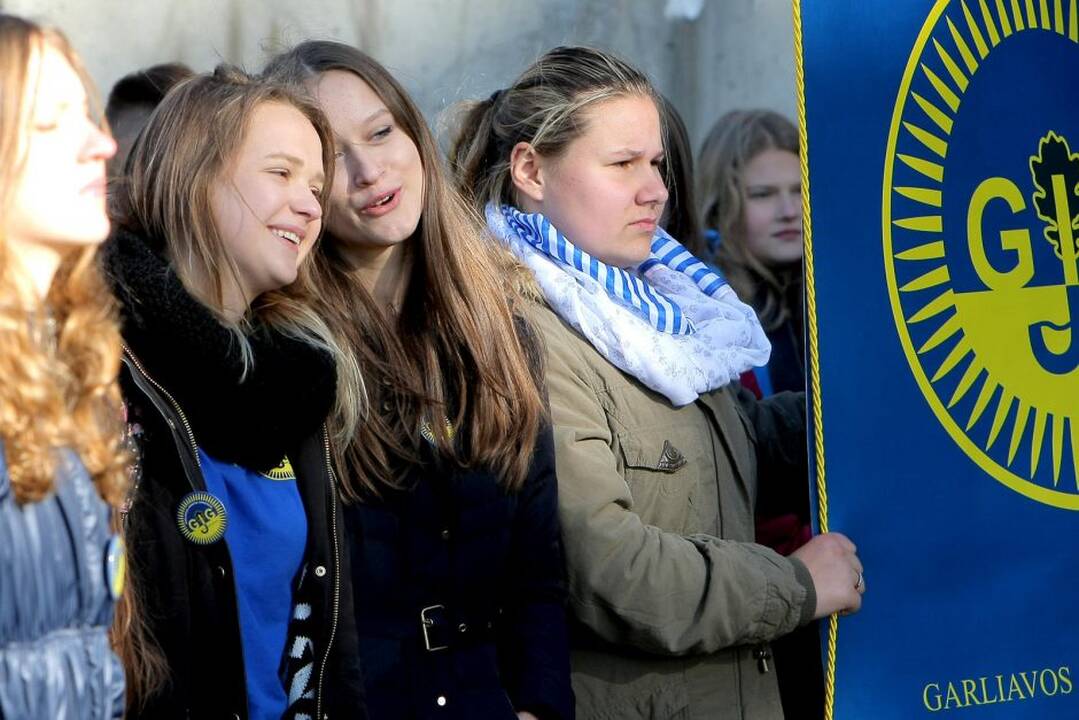Garliavoje atidengtas suolelis-knyga, savanorių, Vyčio kryžiaus kavalierių atminimui.
