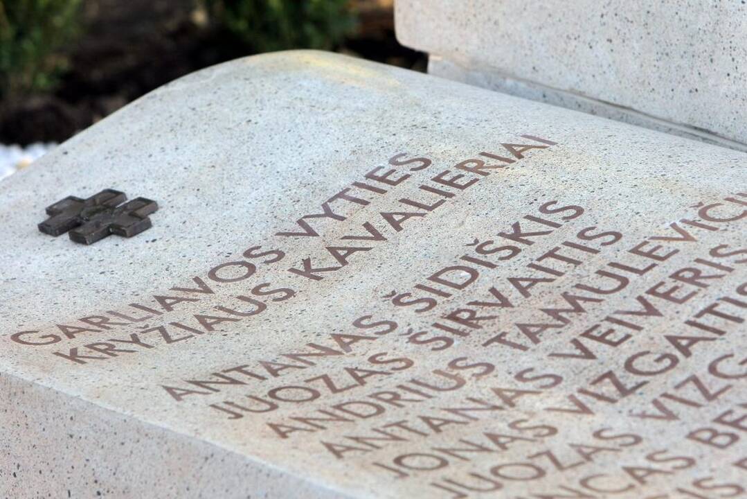 Garliavoje atidengtas suolelis-knyga, savanorių, Vyčio kryžiaus kavalierių atminimui.