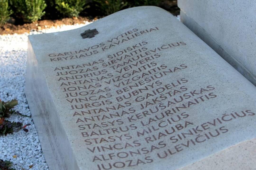 Garliavoje atidengtas suolelis-knyga, savanorių, Vyčio kryžiaus kavalierių atminimui.