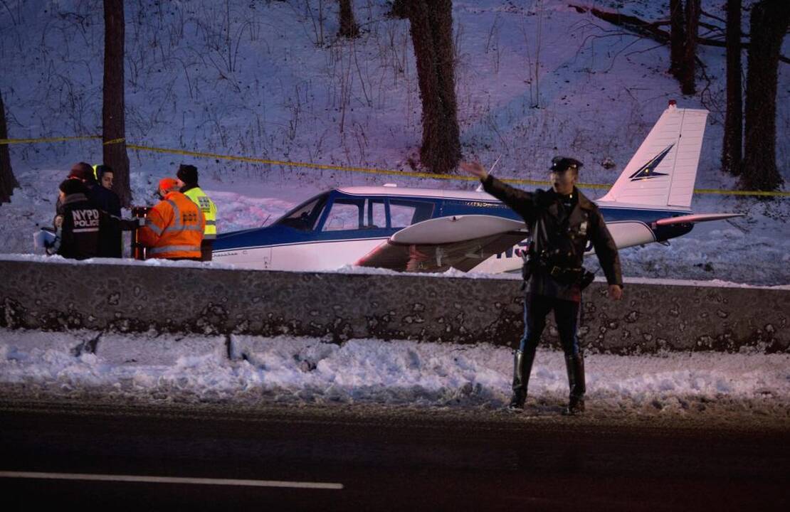 Niujorke greitkelyje avariniu būdu nutūpė mažas lėktuvas