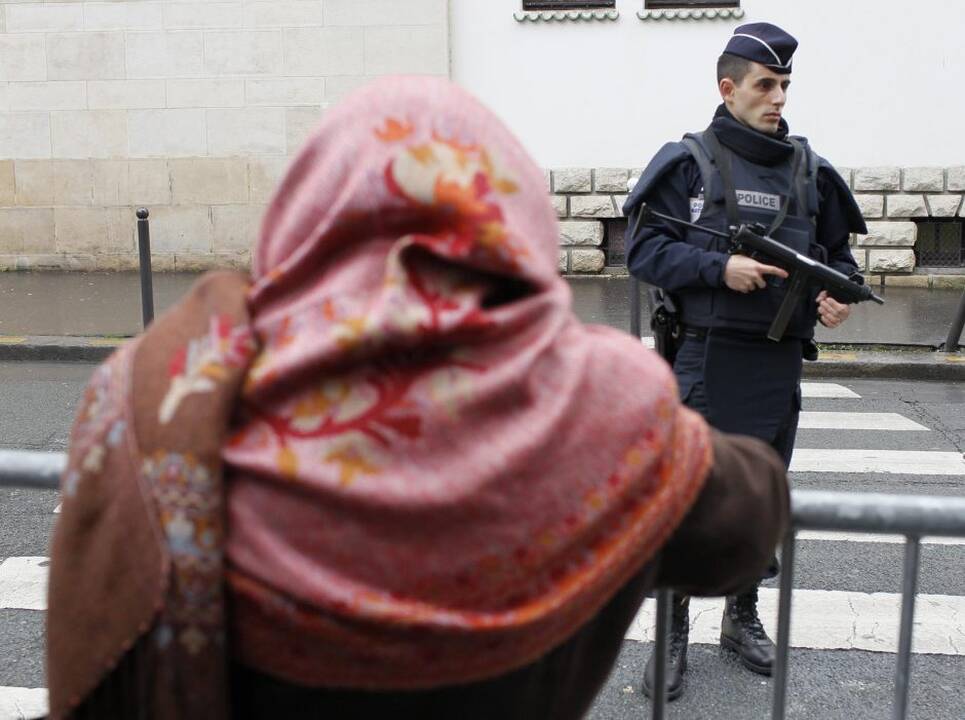 „Charlie Hebdo“ įtariamųjų gaidynės