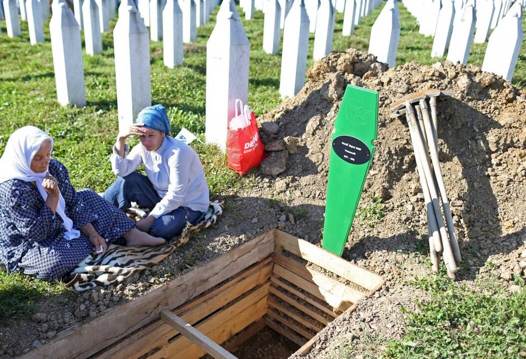Srebrenicos metinėse Serbijos premjeras apmėtytas akmenimis