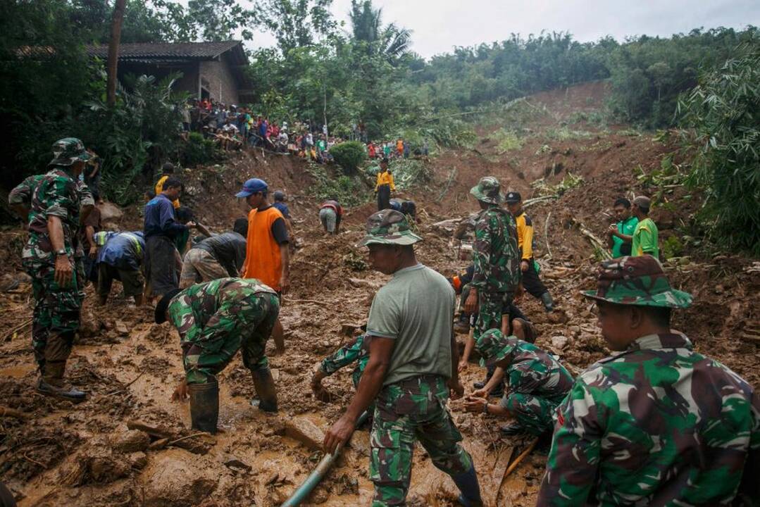 Indonezijoje žuvo mažiausiai 24 žmonės