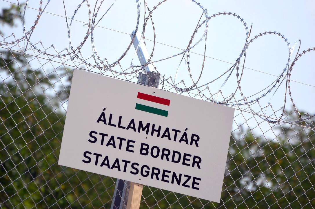 Vengrijos gynybos ministras atsistatydino paaštrėjus migrantų krizei