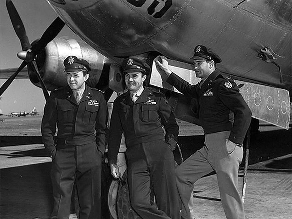 Enola Gay: Theodore Van Kirkas, Paulas Tibbets, Thomas Ferebee