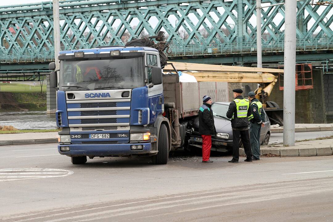 A. Juozapavičiaus prospekte sunkvežimis sutraiškė automobilį