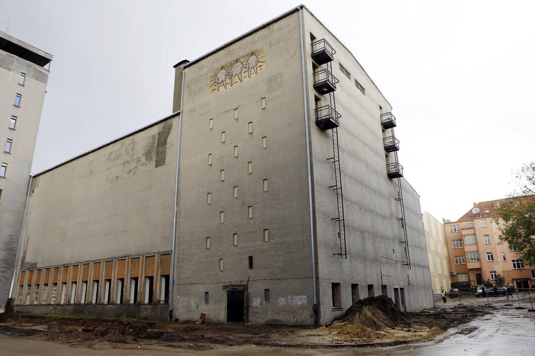 Pradėjo griauti muzikinį teatrą