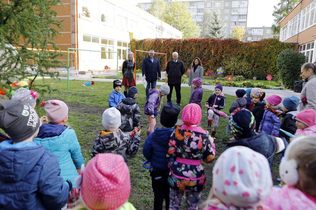 Darželiui "Dobiliukas" padovanotas šiltnamis