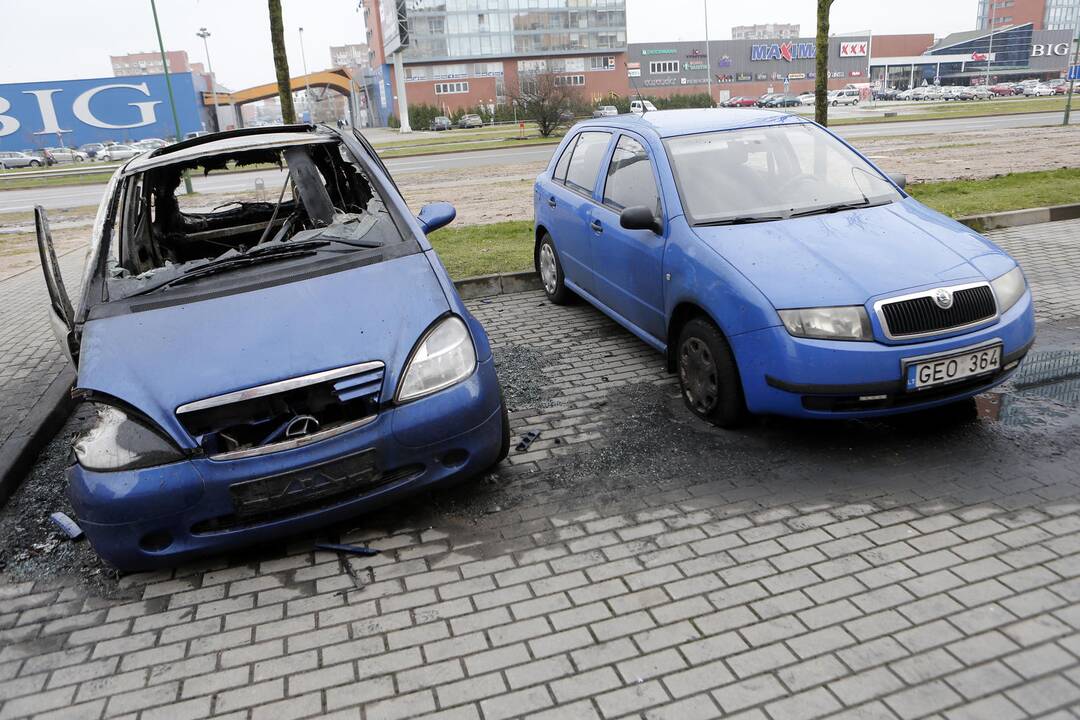 Naktį degė automobiliai