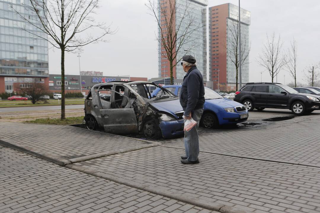 Naktį degė automobiliai