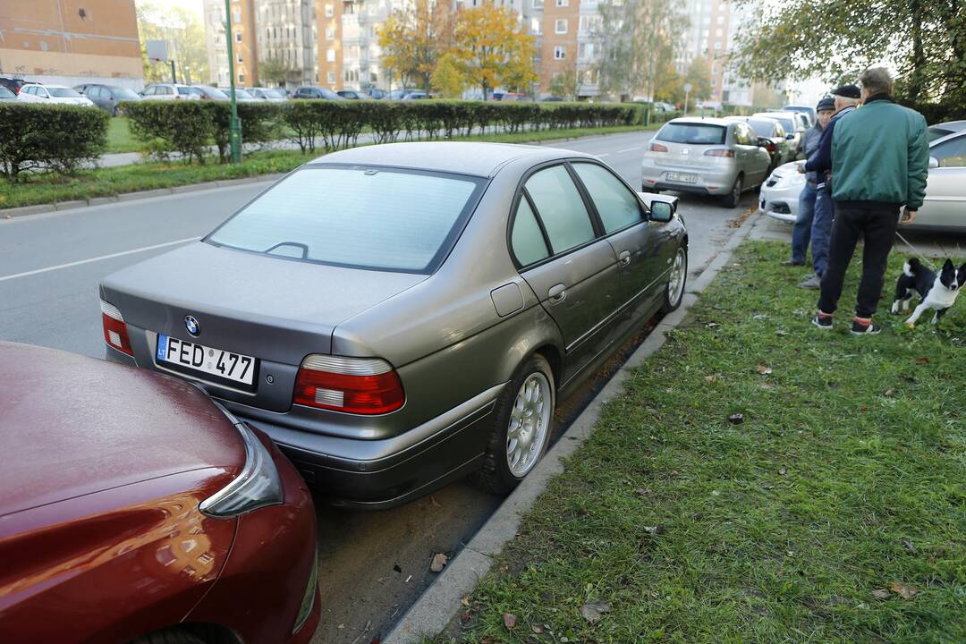 Masinė avarija Klaipėdos daugiabučio kieme