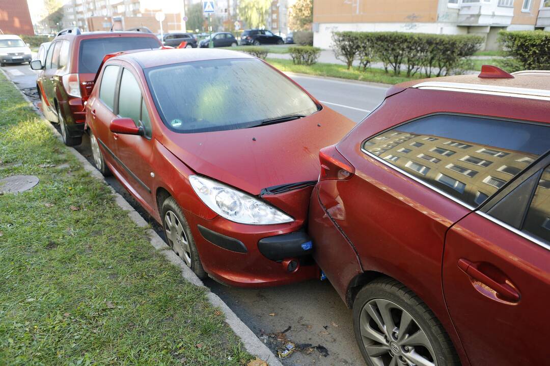 Masinė avarija Klaipėdos daugiabučio kieme
