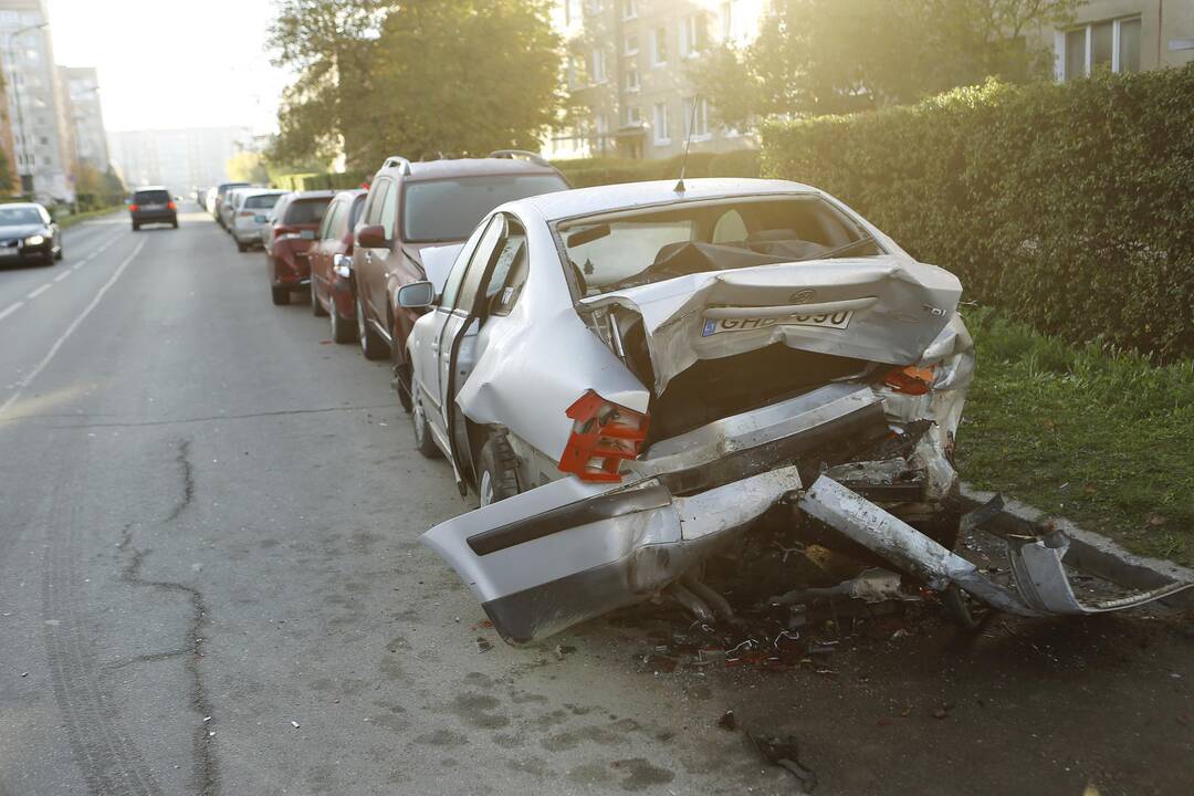 Masinė avarija Klaipėdos daugiabučio kieme
