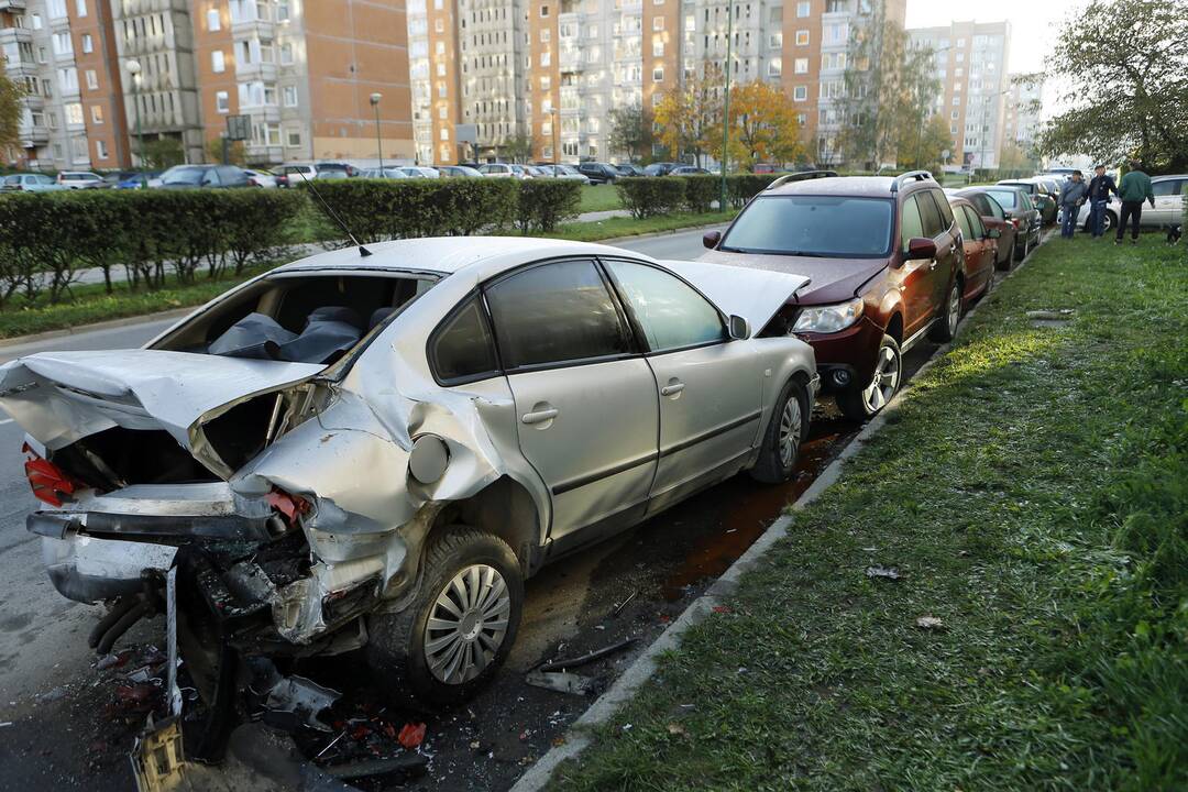 Masinė avarija Klaipėdos daugiabučio kieme