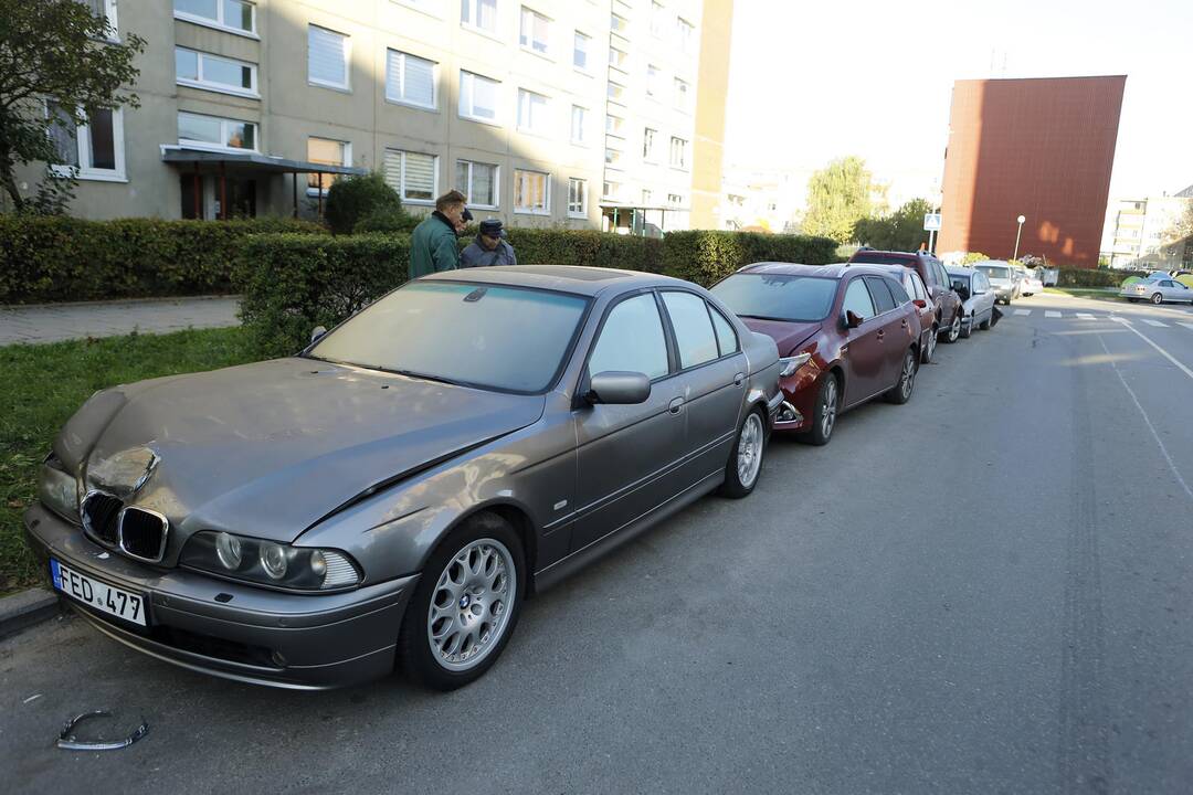 Masinė avarija Klaipėdos daugiabučio kieme