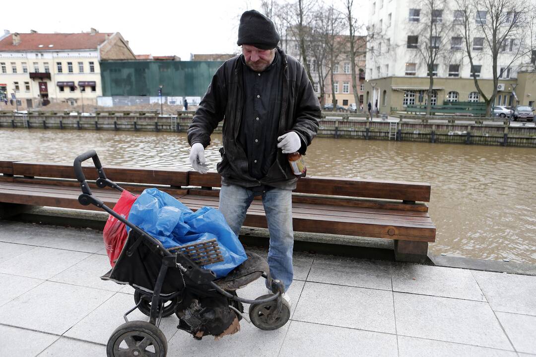 Lietaus nuotekų grotelės ir benamis