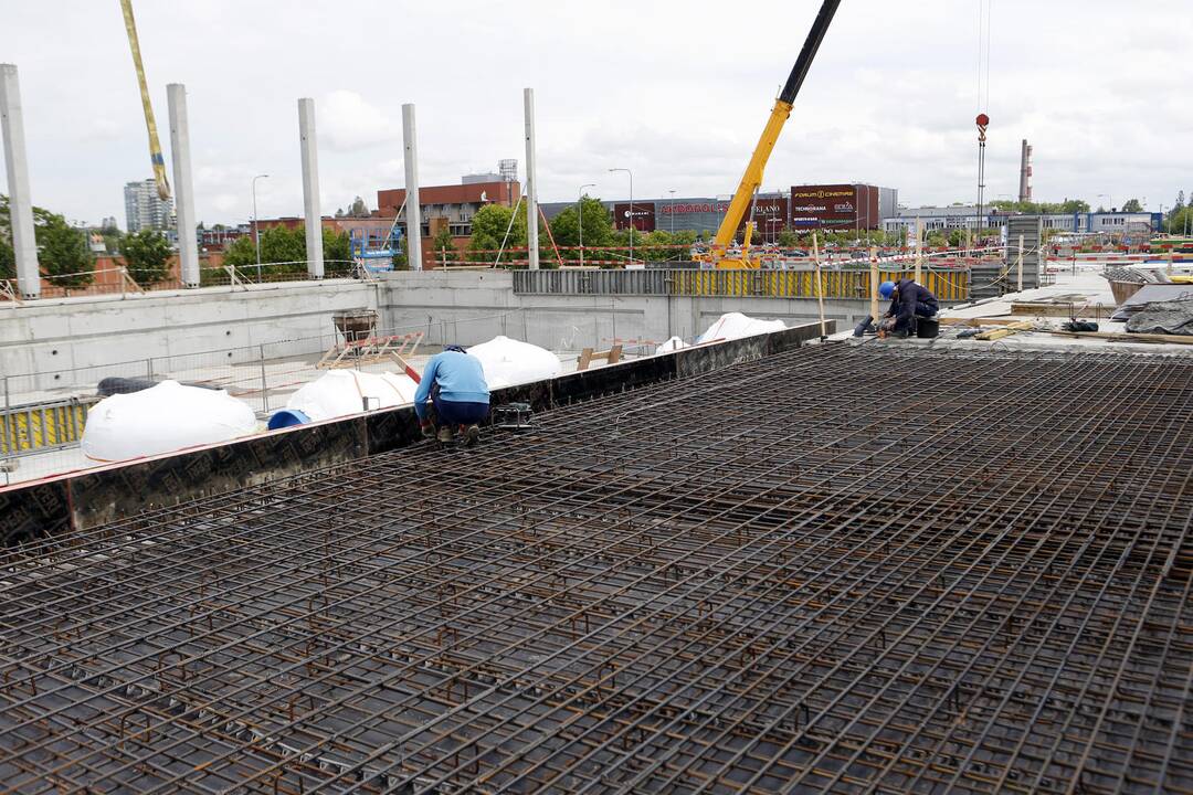 Meras apžiūrėjo statomą baseiną