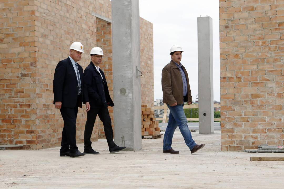 Meras apžiūrėjo statomą baseiną