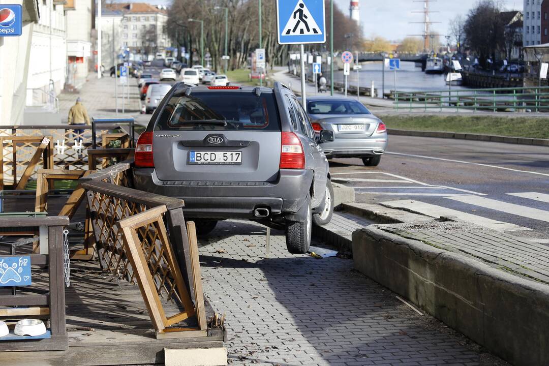 Visureigio skrydis Klaipėdoje baigėsi ant kavinės terasos